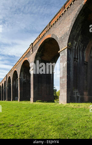 La grande struttura vittoriana del viadotto Harringworth attraversando il Welland Valley a Harringworth, Northamptonshire, Inghilterra Foto Stock