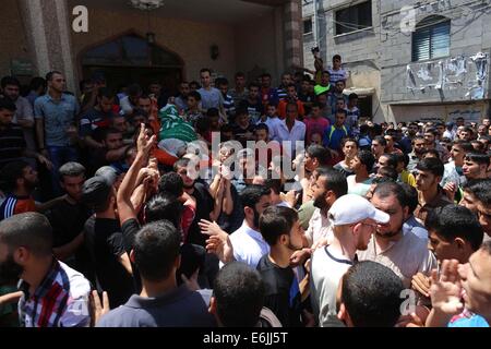 Gaza Gaza City. 25 Ago, 2014. Persone in lutto portano il corpo del palestinese Osama Shbair, 24, che i medici hanno detto è stato ucciso in un israeliano airstrike, durante il suo funerale nella città di Gaza, su agosto 25, 2014. Credito: Wissam Nassar/Xinhua/Alamy Live News Foto Stock