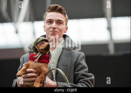 Spitalfields Market di Londra, Regno Unito. Il 25 agosto 2014. La capitale del vestito snazziest canini puntone la loro roba a zampa Pageant 2014 fashion show. Il Bank Holiday evento ha avuto luogo presso Old Spitalfields Market per raccogliere fondi per la Battersea cani e gatti Casa mentre loro ammirando proprietari guardato su. Credito: Lee Thomas/Alamy Live News Foto Stock