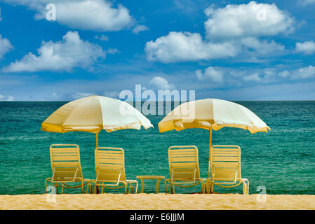 Servizio spiaggia con ombrelloni e sedie a sdraio. Spiaggia di Four Seasons, Lanai, Hawaii.. Foto Stock
