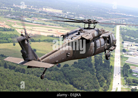 Un esercito americano UH-60 Black Hawk elicottero percorre il Texas campagna Luglio 21, 2014 a Beaumont, Texas. Foto Stock