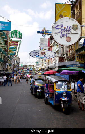 Khaosan turisti, viaggiatori con lo zaino in spalla in Khao San Road, Bangkok, Thailandia, in Asia. Persone e turismo, viaggi Foto Stock