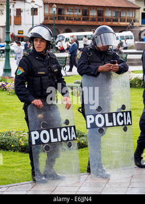 Peruviano di polizia antisommossa - Cuzco, Perù Foto Stock