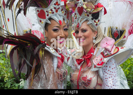 Londra, Regno Unito. Il 25 agosto 2014. Ballerini da Paraiso la Scuola di Samba farsi pronto per il carnevale di Notting Hill sfilano su un umido lunedì festivo. Sono stati fortunati come heavy rain brevemente arrestato e avevano un po' di tempo di posa per i fotografi. Foto: Nick Savage/Alamy Live News Foto Stock