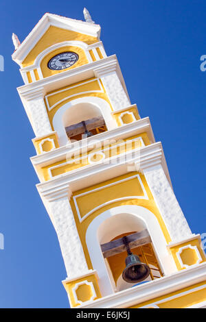 Bella e antica chiesa spagnola e il campanile a torre vicino a Playa del Carmen, Messico Foto Stock