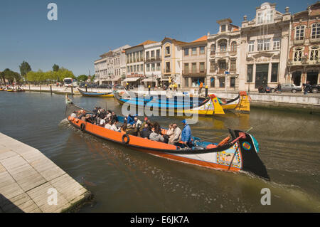 L'Europa, Portogallo Aveiro, central canal con coloratissime imbarcazioni da diporto Foto Stock