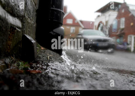 Wimbledon Londra,UK. Il 25 agosto 2014. L'acqua viene rilasciata da un tubo di scarico durante le precipitazioni su un umido lunedì festivo Credito: amer ghazzal/Alamy Live News Foto Stock