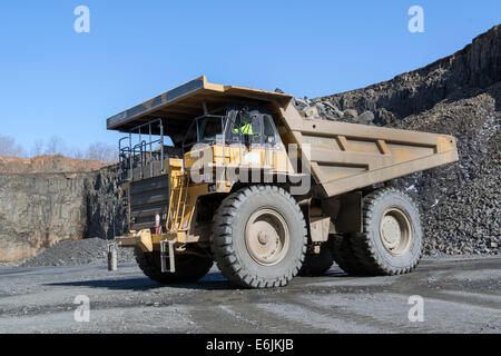 Branford, CT. 100 ton Caterpillar 7770D carrello alaggio trappola di basalto roccia minato dalla cresta di basalto presso l'impianto Tilcon. Foto Stock