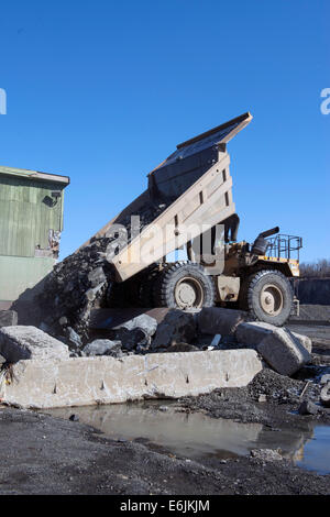 Branford, CT. 100 ton Caterpillar 7770D Svuota carrello trappola di basalto roccia minato dalla cresta di basalto in frantoio Tilcon quarry Foto Stock