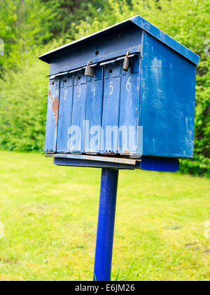 Vecchio Blu mailbox su un picchetto da qualche parte nel paese Foto Stock