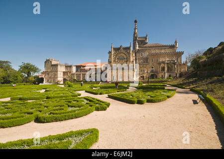 L'Europa, Portogallo, Bussaco, Palace Hotel Palácio Hotel do Buçaco, originariamente un convento carmelitano, 1628, il retro dell'hotel con formali Foto Stock