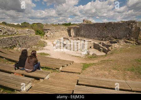 L'Europa, Portogallo, Conimbriga, I secolo d.c. il sito romano, Bagni dell acquedotto (II secolo D.C.) con due giovani donne sedeva sul ben Foto Stock