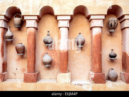 Vecchio stoviglie di terracotta e una serie di arcate a Agadir, Marocco Foto Stock