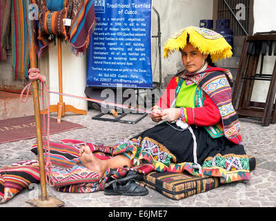 Il quechua donna indiana si intreccia con una fascetta telaio all'interno dell'Arte Precolombiana Museum - Cuzco, Perù Foto Stock