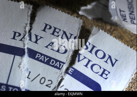 Strappata pensione privata prestare consulenza RE di slittamento dei redditi società mutui pensione di salari I TASSI DI INTERESSE DEI PENSIONATI DI RISPARMIO DI DENARO REGNO UNITO Foto Stock