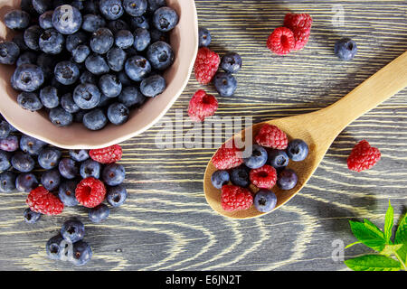 Frutti freschi disposti su una tavola di legno Foto Stock