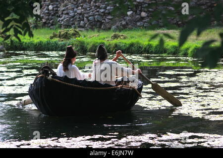 Contadini medievali in coracle Foto Stock