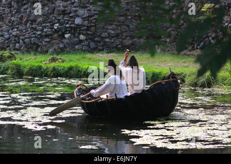 Contadini medievali in coracle Foto Stock