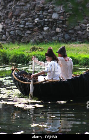 Contadini medievali in coracle Foto Stock