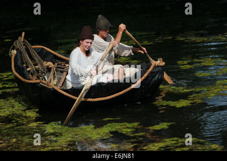 Contadini medievali in coracle Foto Stock