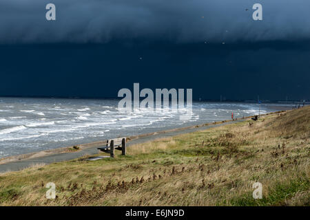 Aria di tempesta oltre il Wirral, il porto di Liverpool può essere visto all'orizzonte Foto Stock