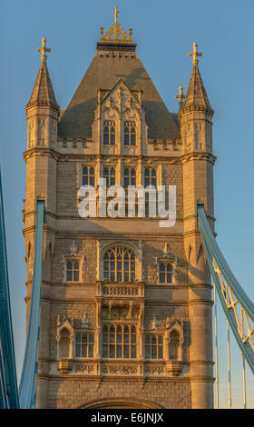 Il Tower Bridge è un ponte di Londra. Si attraversa il fiume Tamigi vicino alla Torre di Londra. Foto Stock