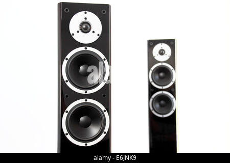 Coppia di nero ad alta brillantezza music speakers isolati su sfondo bianco Foto Stock