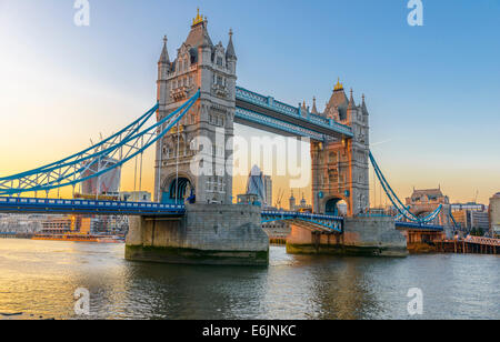 Il Tower Bridge è un ponte di Londra. Si attraversa il fiume Tamigi vicino alla Torre di Londra. Foto Stock
