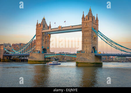 Il Tower Bridge è un ponte di Londra. Si attraversa il fiume Tamigi vicino alla Torre di Londra. Foto Stock