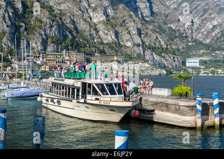 Le barche nel porto nuovo a Limone sul Garda Lago di Garda, Lombardia, Italia Foto Stock