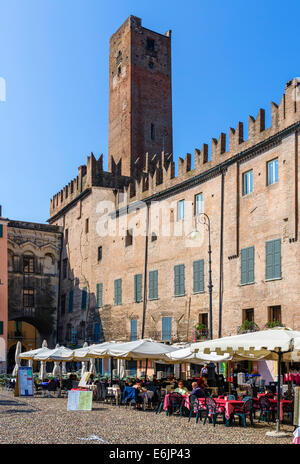 Street Cafe in Piazza Sordello con la Torre della gabbia dietro, Mantova, Lombardia, Italia Foto Stock