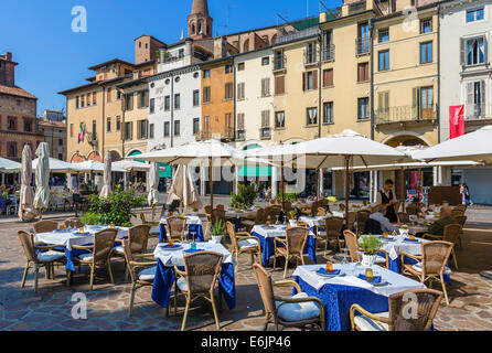 Ristorante in Piazza delle Erbe nel centro storico della città di Mantova, Lombardia, Italia Foto Stock