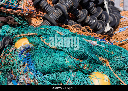 Le reti da pesca e galleggianti lungo la banchina. Foto Stock