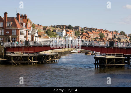 Whitby ponte girevole, North Yorkshire, Regno Unito. Foto Stock