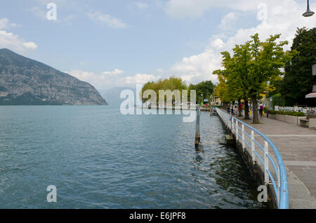 Lago d'Iseo Italia. Lago d'Iseo o Sebino con alle spalle il paese di Predore. Regione Lombardia. Italia settentrionale. Foto Stock