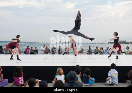 La batteria di Danza di Società presso il Downtown Dance Festival in un lavoro coreografato da Theo Ndindwa da Cape Town, Sud Africa. Foto Stock