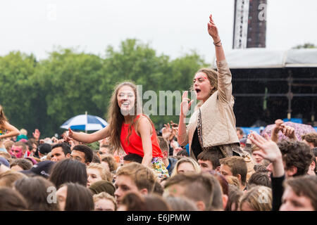 Liverpool, Regno Unito. 25 Ago, 2014. Migliaia braved la pioggia per godere di una giornata libera di musica che comprendeva headliners DJ Fresh e volpi a Sefton Park. Credito: Christopher Middleton/Alamy Live News Foto Stock