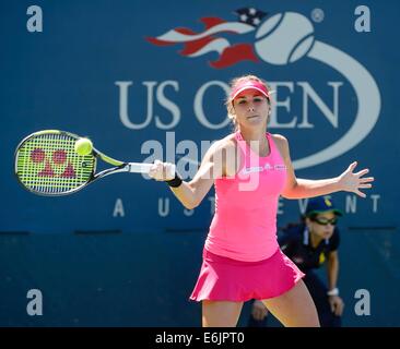 Flushing Meadows, NY, STATI UNITI D'AMERICA. 25 Ago, 2014. Belinda Bencic (SUI) dalla Svizzera in azione contro il Belgio s Yanina Wickmayer (BEL) durante il giorno 1 dell'US Open Championships. Credito: Azione Sport Plus/Alamy Live News Foto Stock