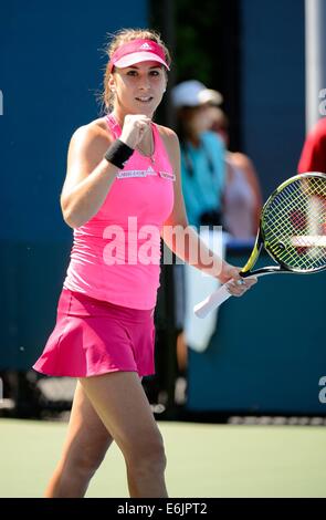 Flushing Meadows, NY, STATI UNITI D'AMERICA. 25 Ago, 2014. Belinda Bencic (SUI) dalla Svizzera in azione contro Belgiums Yanina Wickmayer (BEL) durante il giorno 1 dell'US Open Championships. Credito: Azione Sport Plus/Alamy Live News Foto Stock