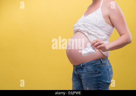 Donna incinta aspetta il suo bambino Foto Stock