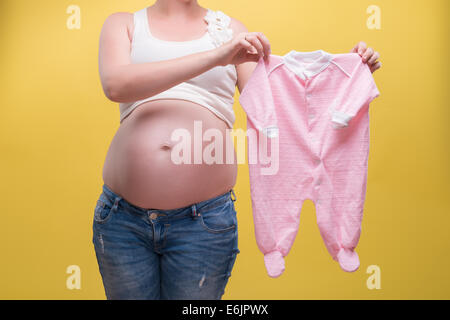 Donna incinta aspetta il suo bambino Foto Stock