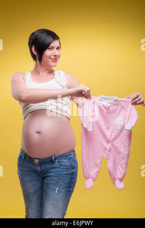 Donna incinta aspetta il suo bambino Foto Stock