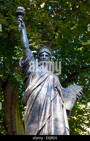 Il primo originale Statua della Libertà scultura situato nel splendido Jardin du Luxembourg a Parigi, Francia. Foto Stock