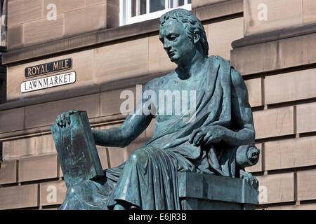 Statua del David Hume, filosofo scozzese, nato 1711, morì 1776 nel Royal Mile di Edimburgo, Scozia, Regno Unito Foto Stock