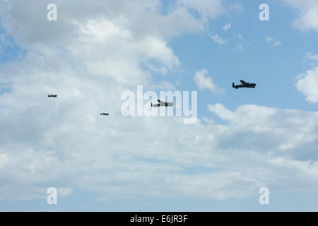 Le ultime due battenti Avro Lancaster bombardieri battenti a Clacton Air Show 2014 Foto Stock