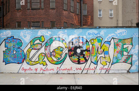 Parete dipinta di incoraggiare i giovani locali per studiare e sviluppare la loro Harlem, NYC Foto Stock