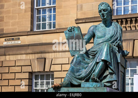 Statua del David Hume, filosofo scozzese, nato 1711, morì 1776 nel Royal Mile di Edimburgo, Scozia, Regno Unito Foto Stock