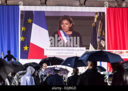 Parigi, Francia. Il 25 agosto, 2014. Il sindaco di Parigi, Ann Hidalgo, parla al popolo di Parigi al settantesimo anniversario per la liberazione della città di Parigi, Francia. Credito: Julian Elliott/Alamy Live News Foto Stock