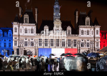 Parigi, Francia. Il 25 agosto, 2014. Le persone si sono riunite a Hotel de Ville a Parigi per il settantesimo anniversario della liberazione di Parigi, Parigi, Francia. Credito: Julian Elliott/Alamy Live News Foto Stock