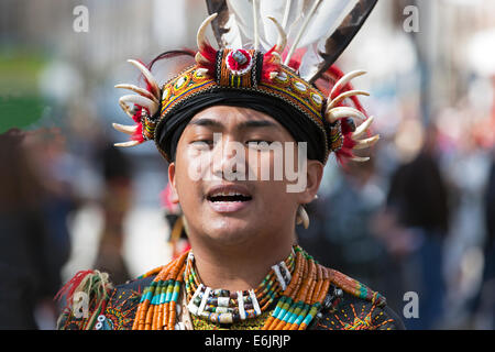 Elemento maschio off il Tjimu danza contemporanea gruppo da Taiwan facendo una street performance in Royal Mile di Edimburgo sulla frangia Foto Stock